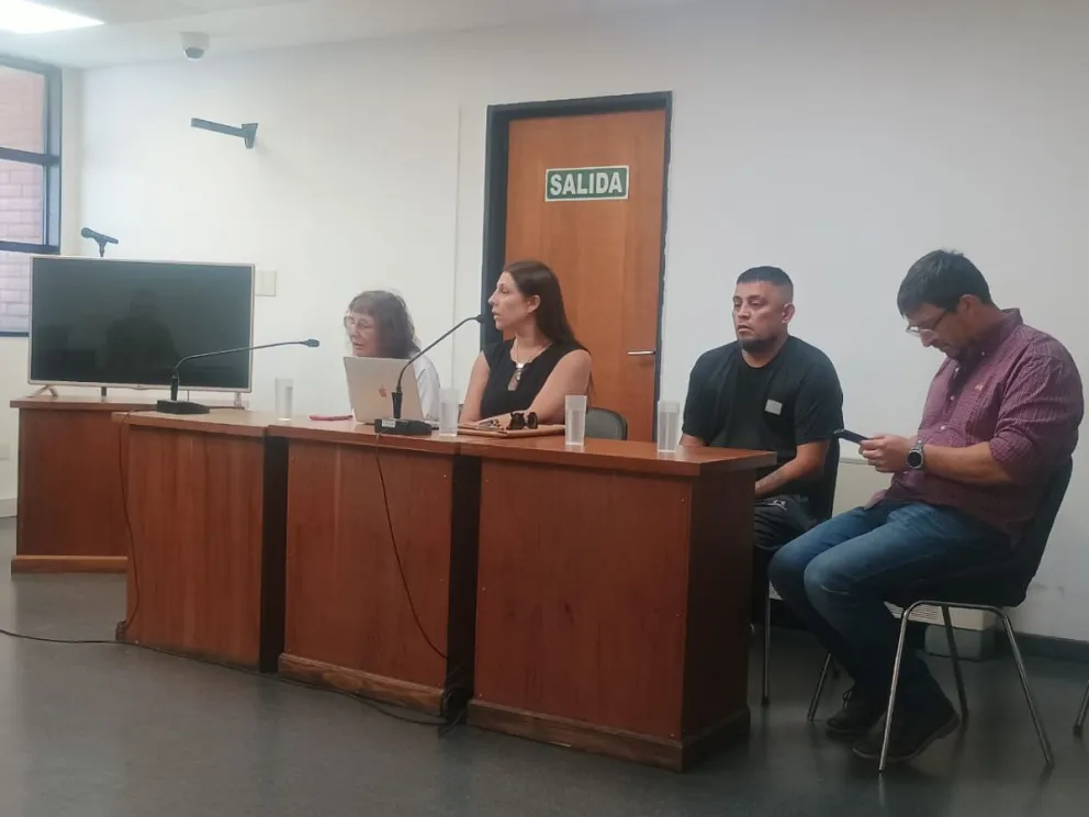 La abogada Marta Ghianni, su colega Bárbara Fantón, uno de los imputados, Jorge Roberto Morón, y el abogado Guillermo Enrique Beacon