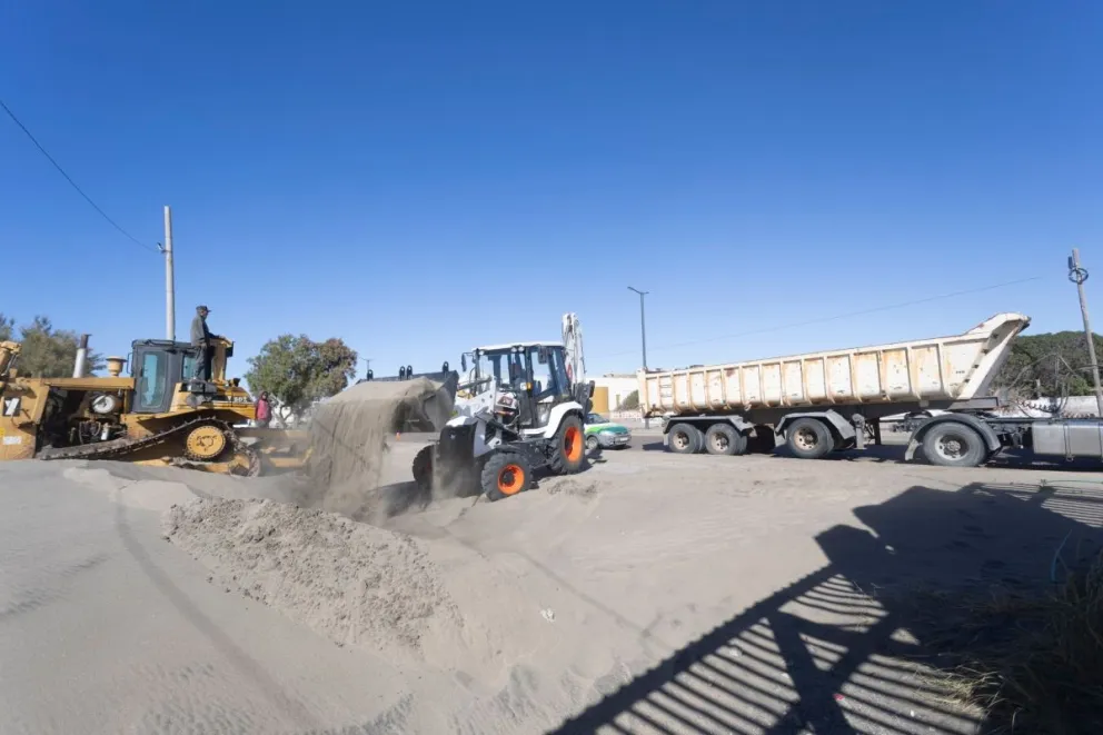 Guagliardo destacó la recuperación de maquinaria histórica para combatir el avance de la arena.