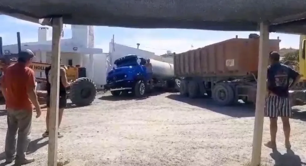 Luego de una ardua tarea el camión fue sacado del pozo. 