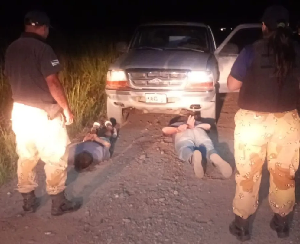 Los dos primeros detenidos. Luego encontraron al tercero. Foto gentileza.