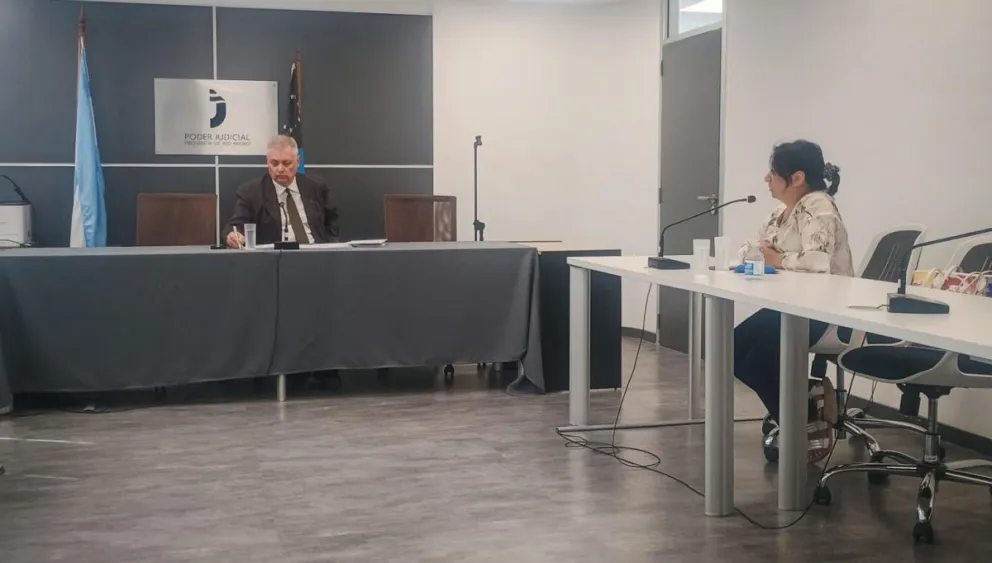 El juez Adrián Dvorzak y la abogada defensora, Margarita Graciela Carriqueo. Foto: NoticiasNet