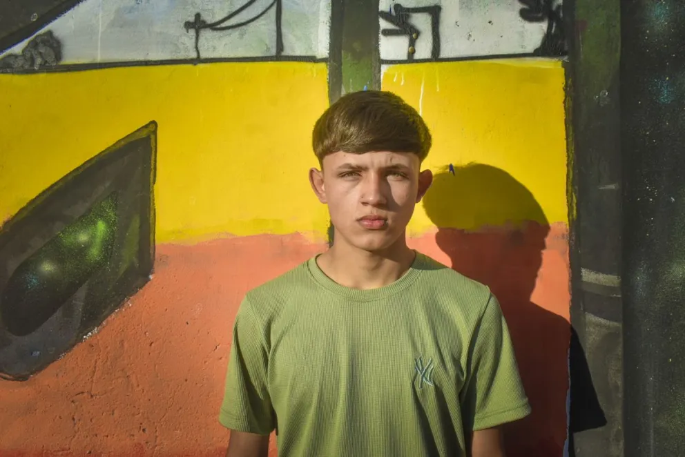 Roman posó en lugares emblemáticos del barrio Santa Clara Fotos: Vanesa Schwemmler.