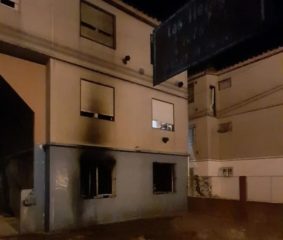 No hubo heridos, pero el hollín causó daños severos en la propiedad.