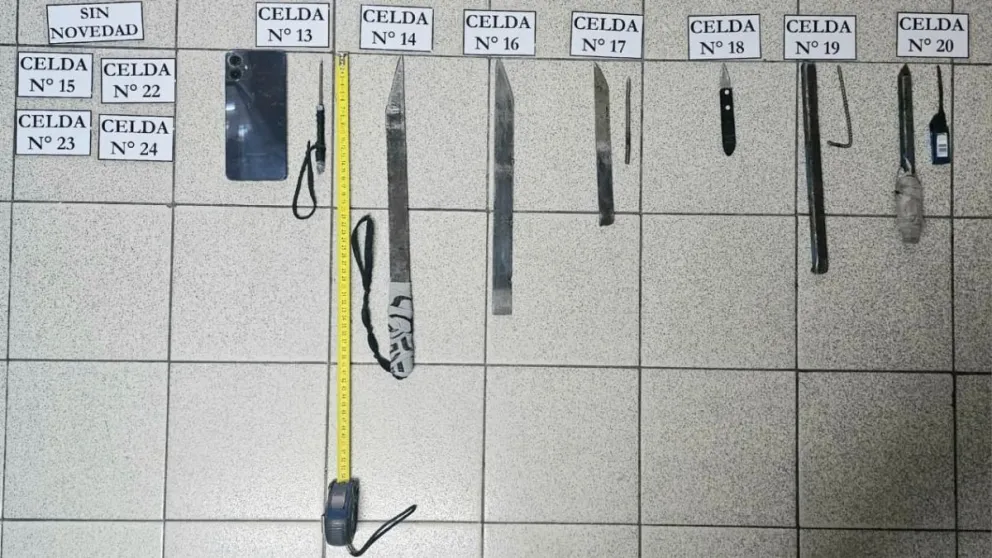 Parte del secuestro. El procedimiento se realizó sin incidentes y con respeto por la integridad de los internos. Foto gentileza Ministerio de Seguridad de Río Negro.