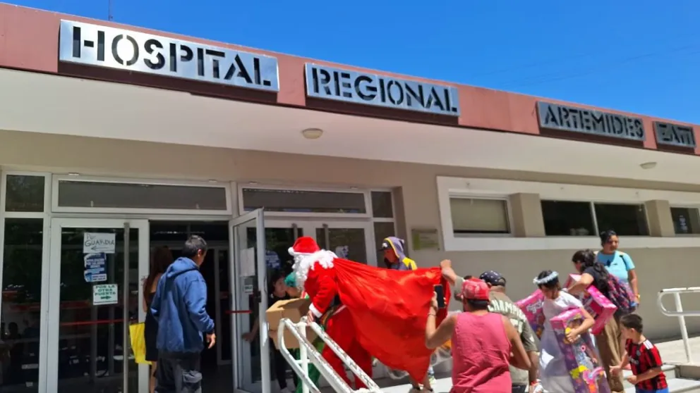 Papa Noel llegó al Hospital Zatti con bolsas de juguetes y caramelos.
