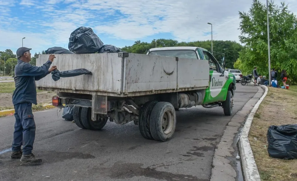 Tarea frente a los carritos gastronómicos. Fotos Vanesa Schwemmler para NoticiasNet.