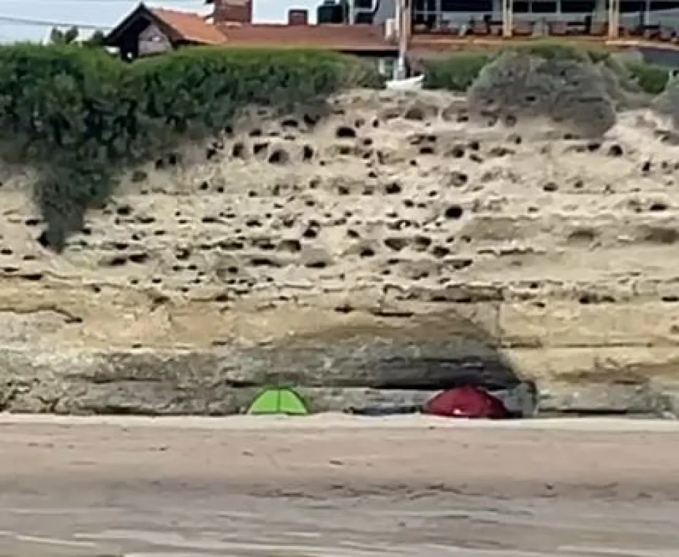 Empieza a actuar la policía. Foto gentileza Carlos Aguilar. Informativo Hoy.