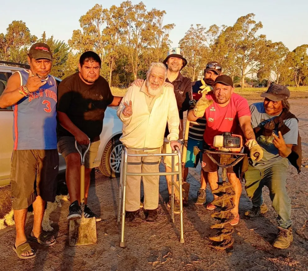 El histórico referente barrial se hizo presente en el predio y compartió un momento con la organización.