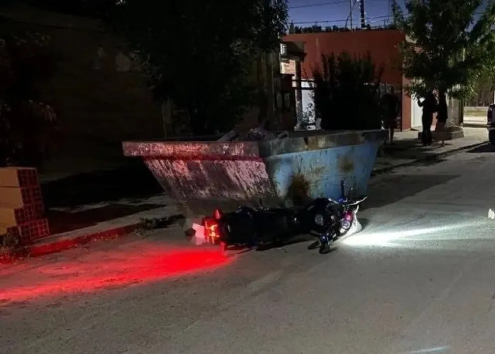 La moto quedó con sus luces encendidas y el joven sobre la cinta asfáltica. 