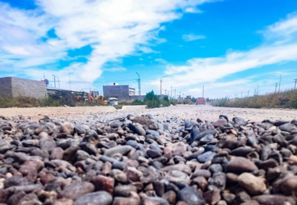 Las piedras canto rodado se volvieron un peligro para las motos y bicicletas. Foto: Vanesa  Schwemmler para NoticiasNet.