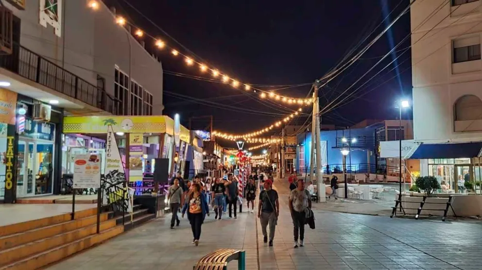 El fuerte movimiento nocturno cuando la gente vuelve de la playa. Foto: Carlos Aguilar / Informativo Hoy.
