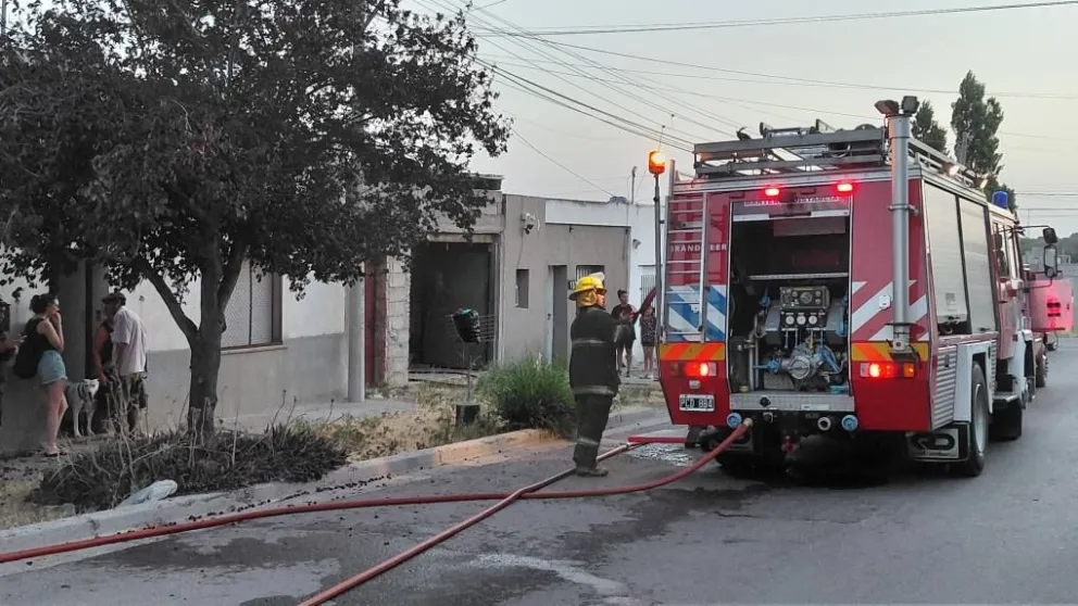 El fuego se habría originado en la parte posterior de un inmueble. Foto: gentileza Norpatagonia Noticias.
