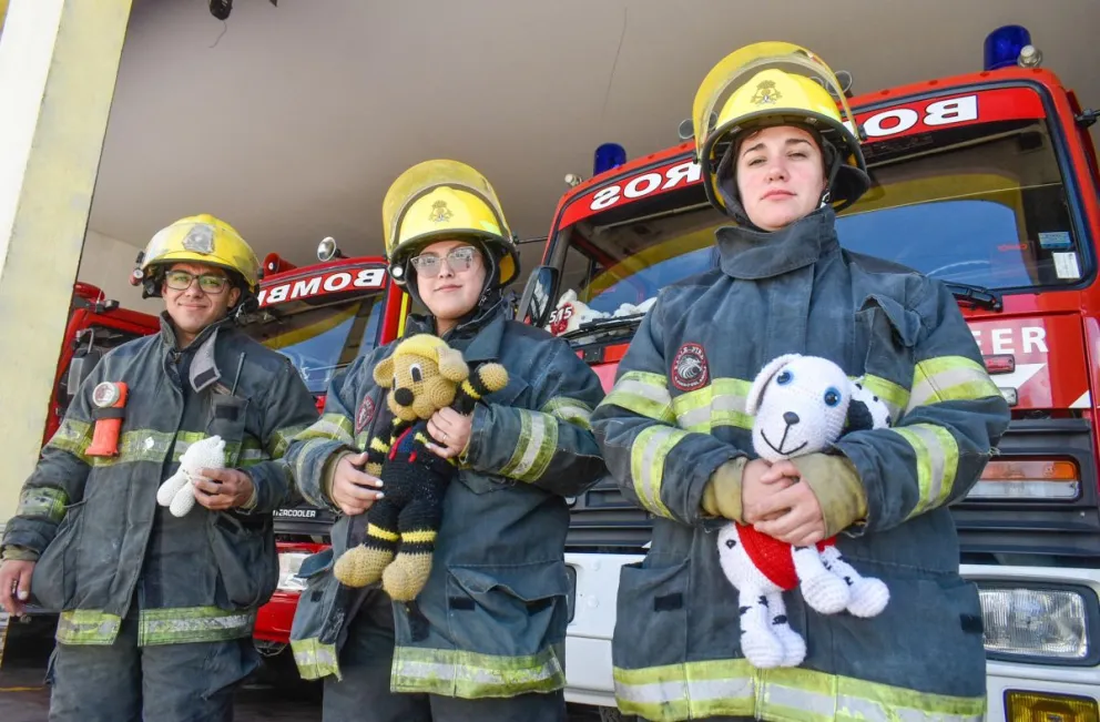 Gabriela, Cintya y Carlos, bomberos voluntarios de Carmen de Patagones. Fotos: Vanesa Schwemmler para NoticiasNet.