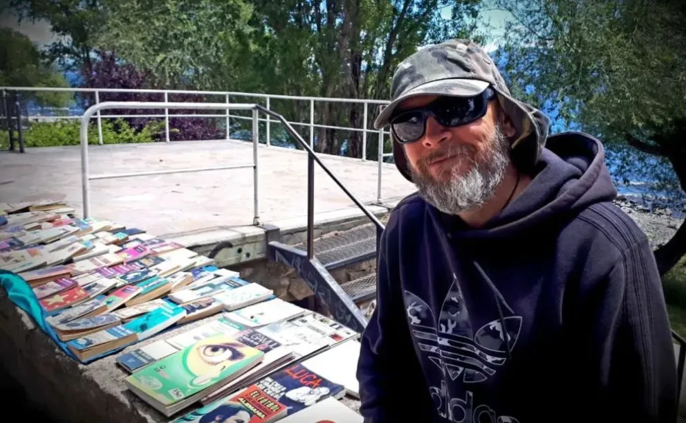 Piter y sus libros, en Bariloche. Fotos: El Cordillerano.