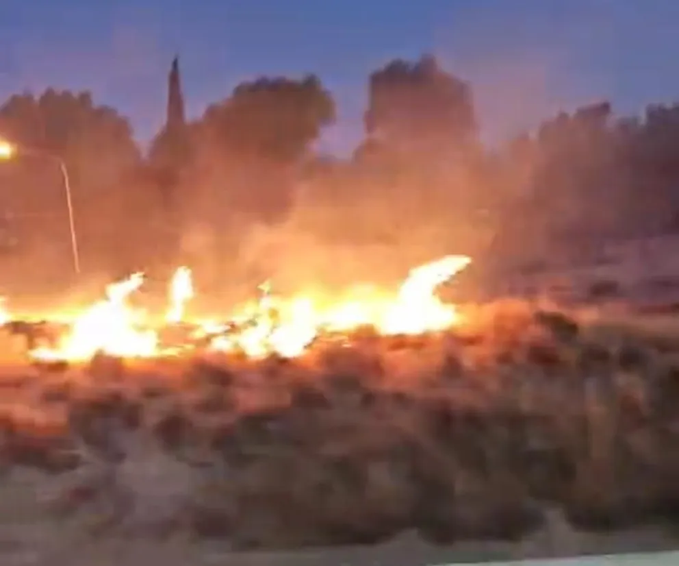 El fuego comenzó alrededor de las 21, según testigos, y avanzó con rapidez 