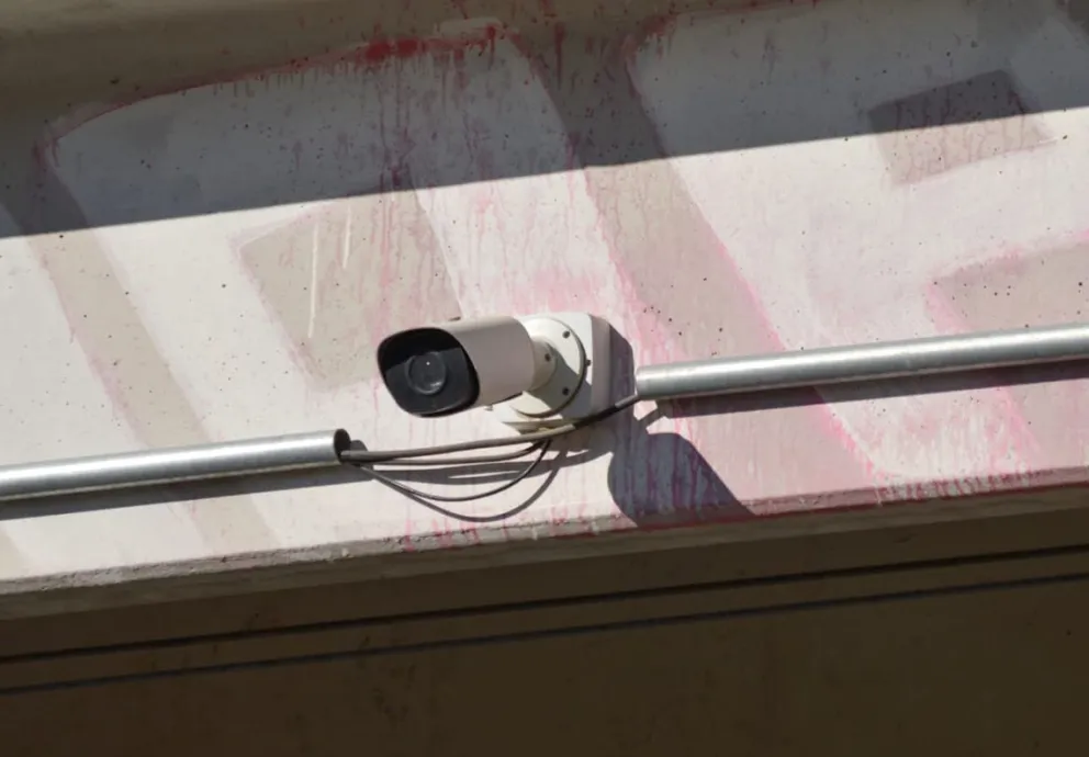 La cámara que espera en uno de los puentes peatonales de Viedma sobre la autovía de la Ruta 3. Foto Emanuel Mirenghi.