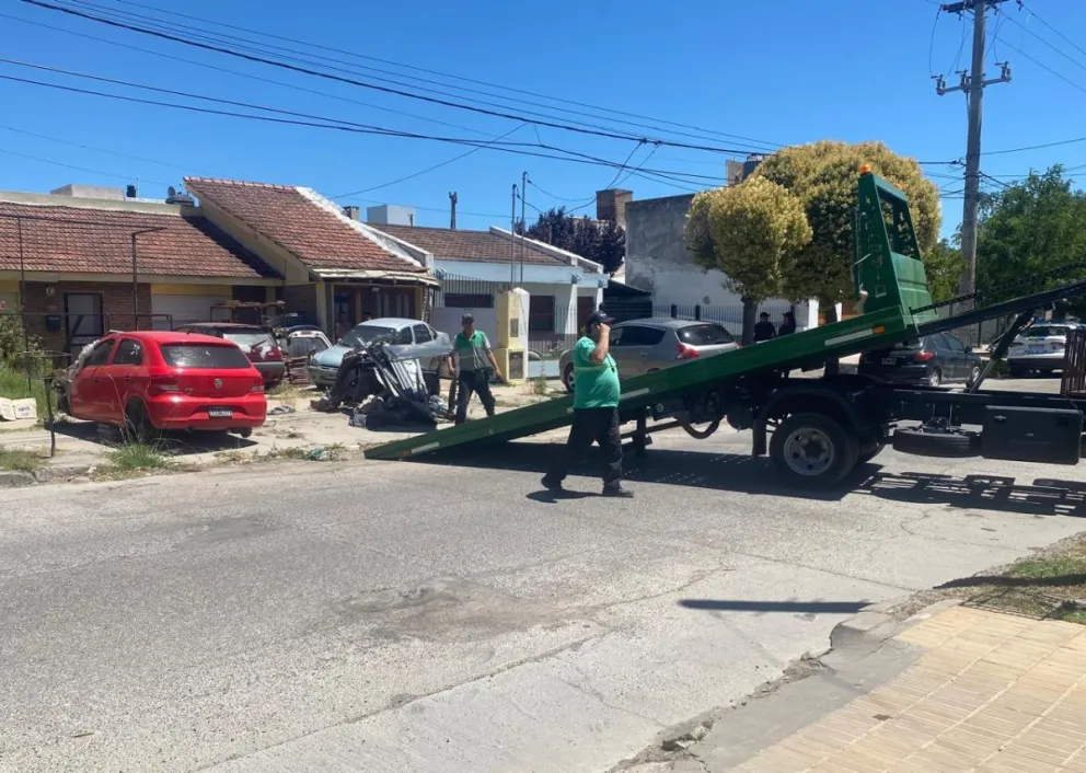La grúa del municipio trabajando en Bernal casi Moreno. Fotos: Vanesa Shwemmler