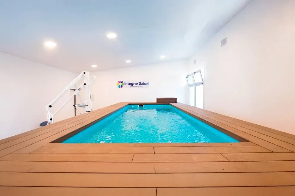 Los ejercicios son variados, incluyendo trabajo de fuerza, reentrenamiento de la marcha, y terapia ocupacional acuática.