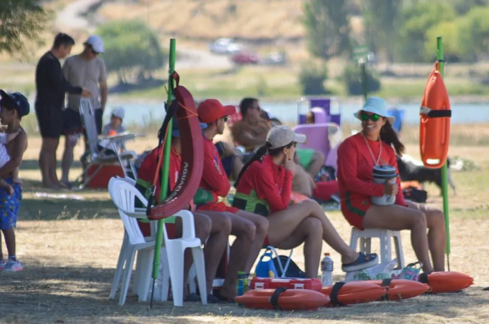 Momento de relax de los guardavidas. Foto Emanuel Mirenghi para NoticiasNet.