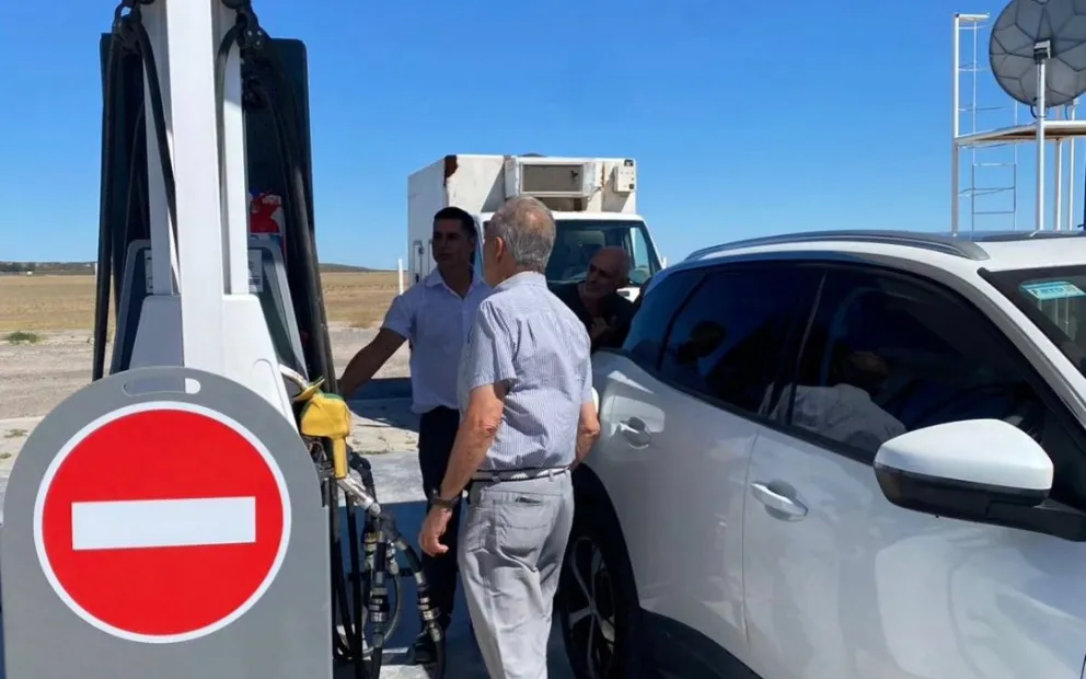 Está situada frente a la rotonda de ingreso y distribuidor de tránsito de la ruta 1, en dirección al Camino de la costa.