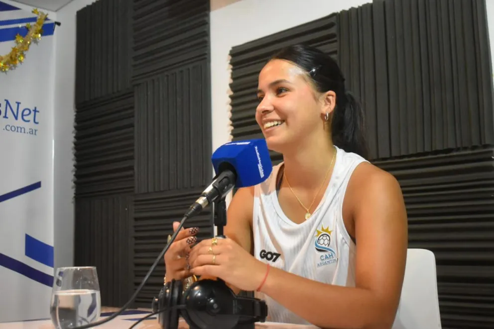 Agostina Arcajo visitó Radio Noticias tras el reconocimiento de los lectores de NoticiasNet. Fotos Vanesa Schwemmler.