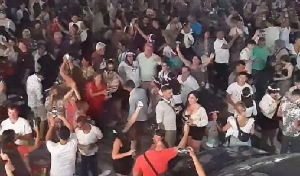 Después de la mesa, a festejar junto al mar. Foto Carlos Aguilar/Informativo Hoy.