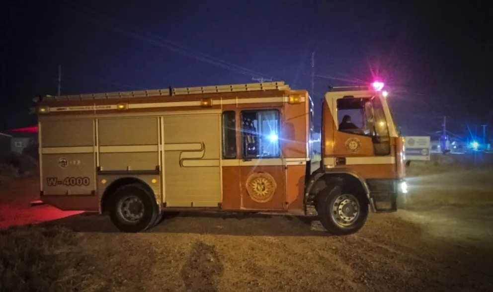 Personal de Bomberos de la Unidad 39 y Viedma trabajaron en el lugar, pero las llamas afectaron la totalidad del inmueble.  Foto archivo.