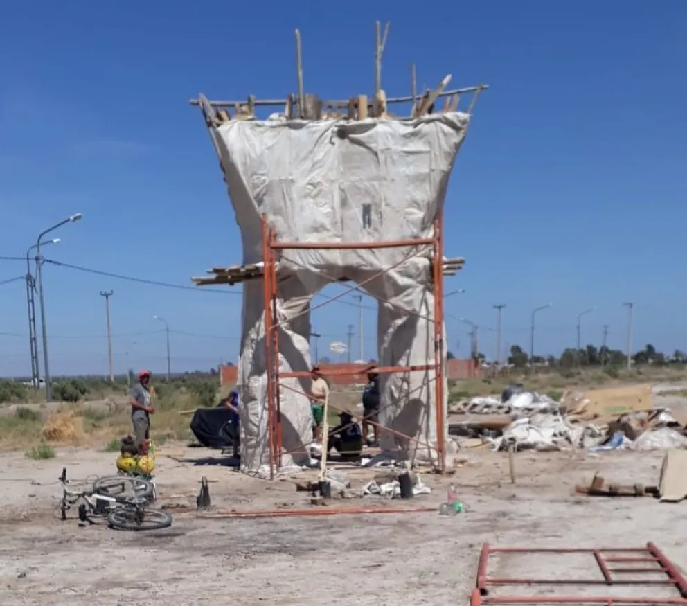 Todavía están vistiendo al Rey Momo para recibir el año nuevo en el barrio Santa Clara de Viedma. 