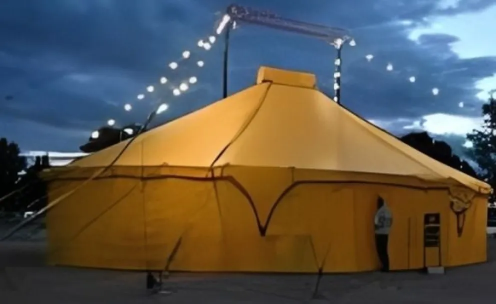 La carpa se encuentra en la Peatonal Viedma, entre las calles Chimpay y Huergo