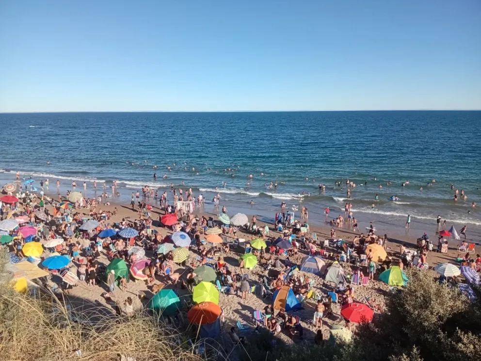 Playa colmada en Las Grutas, buen augurio para la temporada. 