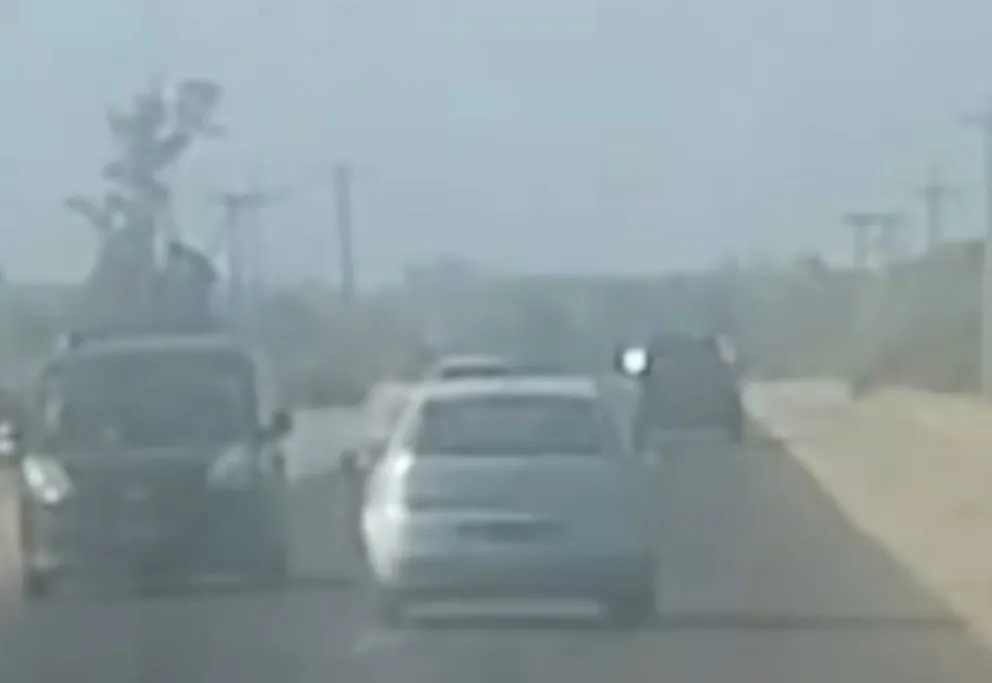 La imprudencia al volante fue registrada en un video que se hizo viral. 