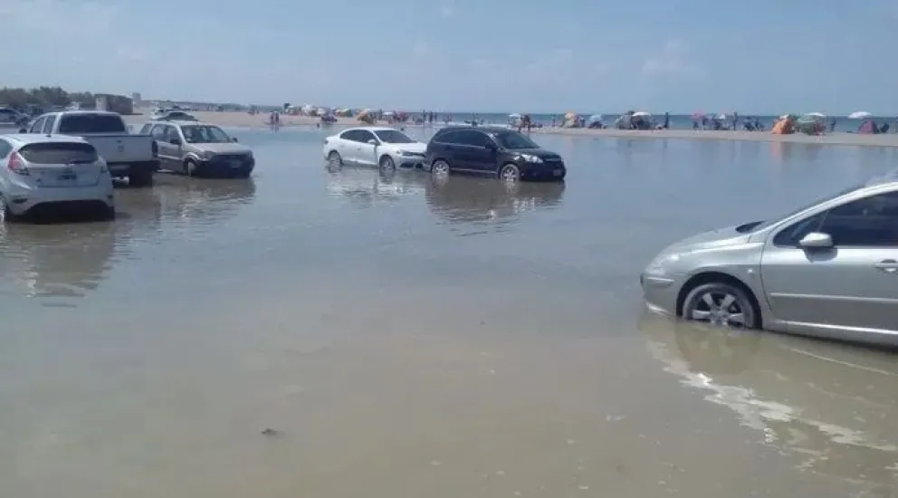 Se aconseja dejar los vehículos lejos del mar, para evitar el suplicio de que sean arrastrados por la corriente. 