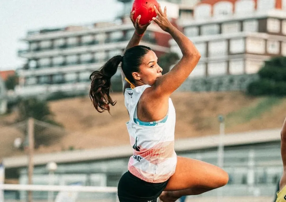 Agostina Arcajo, de Deportivo Mitre, es una de las jugadoras a seguir en la Copa Argentina de Beach Handball. 