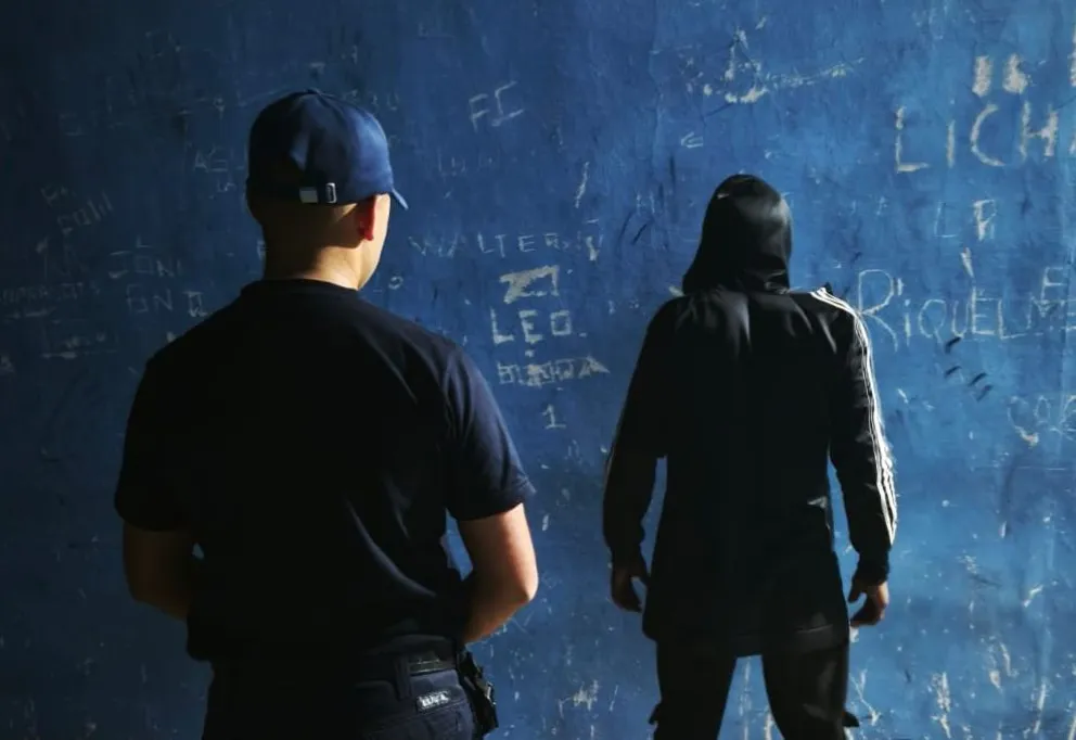 Contra la pared y con el cuerpo del delito al lado. Foto gentileza.