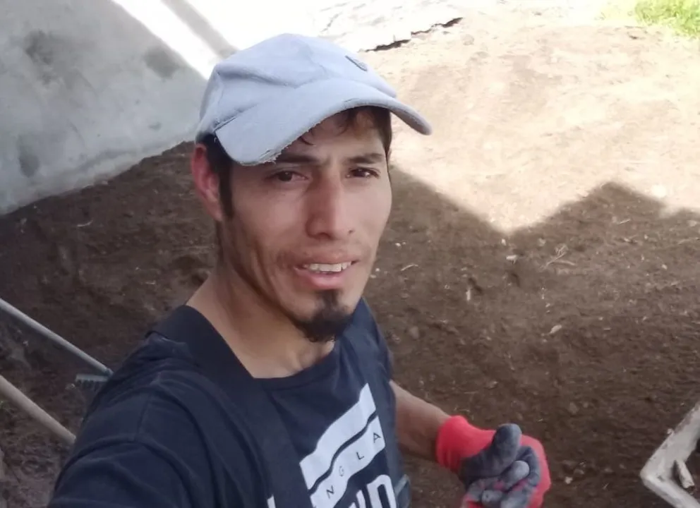 César vive con su familia en el barrio Las Flores y desde allí se mueve en bicicleta