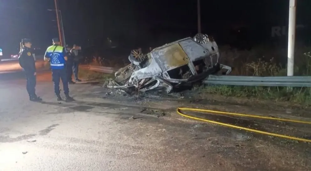 El auto en que viajaban los roquenses quedó consumido por las llamas en una ruta de Entre Ríos, a la altura de Chajarí. Foto: Chajarí Digital