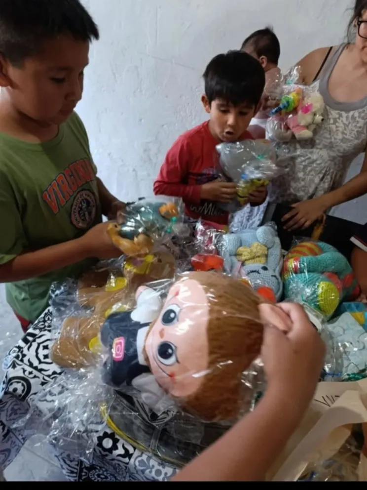 La organización fue bien recibida en todos los barrios. Fotos: Gentileza del Hospital de Juguetes. 