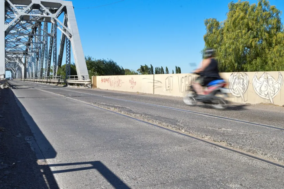 El Puente Viejo, del lado de Patagones, se volvió un peligro para los motociclistas. Foto: Emanuel Mirenghi