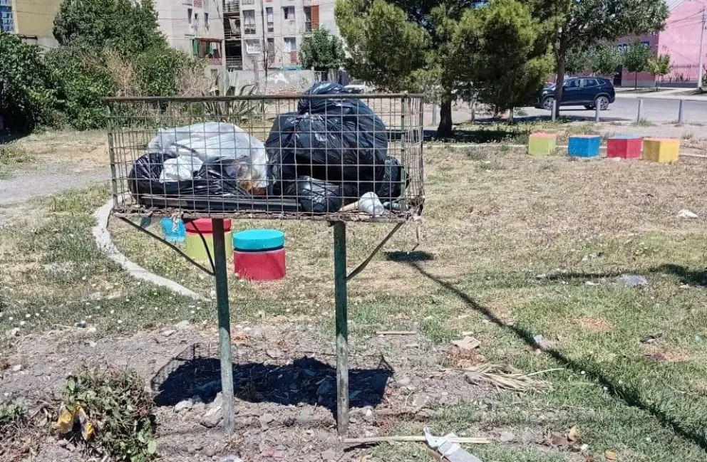 Una jornada de trabajo permitió recuperar un canasto de residuos. 