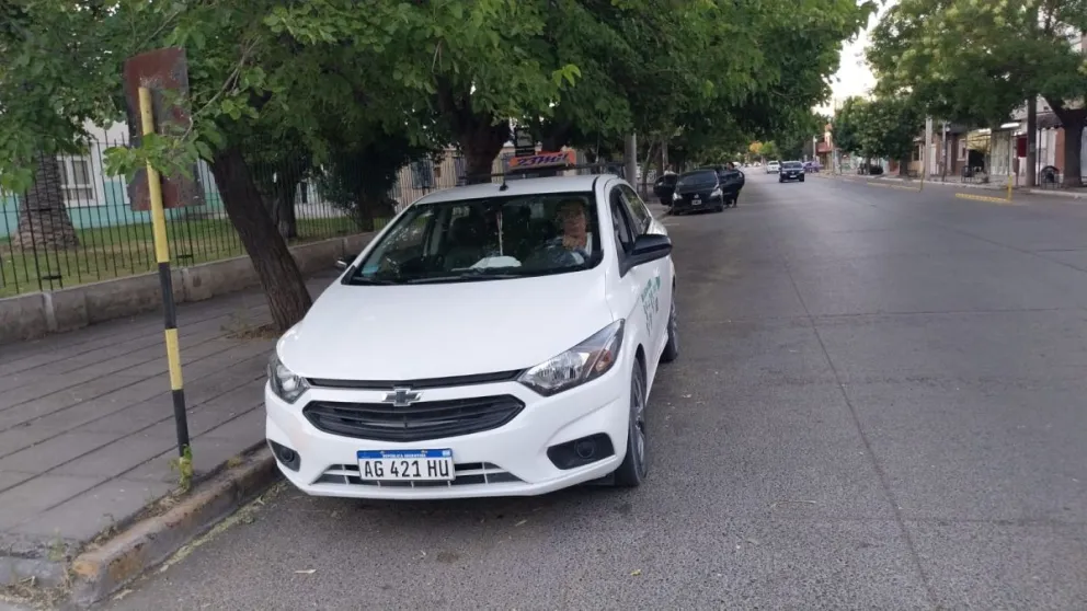 Domingo, firme junto a su vehículo en la parada del hospital Zatti a la espera de pasajeros.