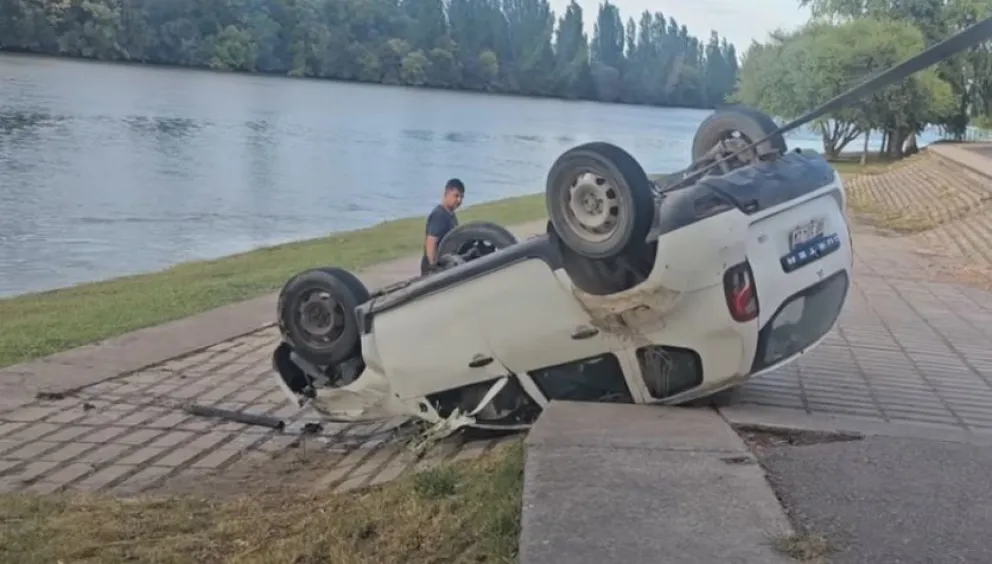 Camioneta Duster volcada en plena costanera de Patagones. Foto gentileza Mapuchito Noticias.