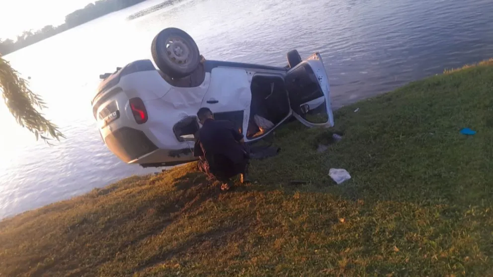 Camioneta volcada a orillas del río en Patagones. Foto proporcionada por el propio accidentado. 