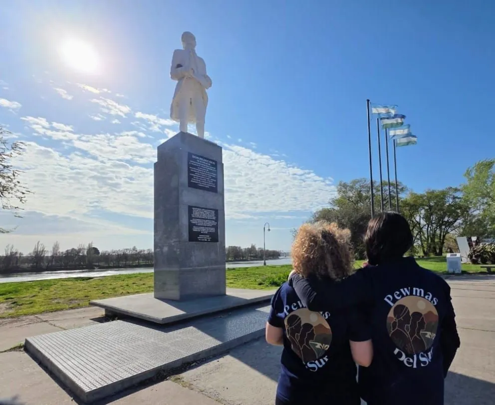 En la Plaza del Fundador de Viedma, culmina el recorrido. Fotos: Gentileza. 