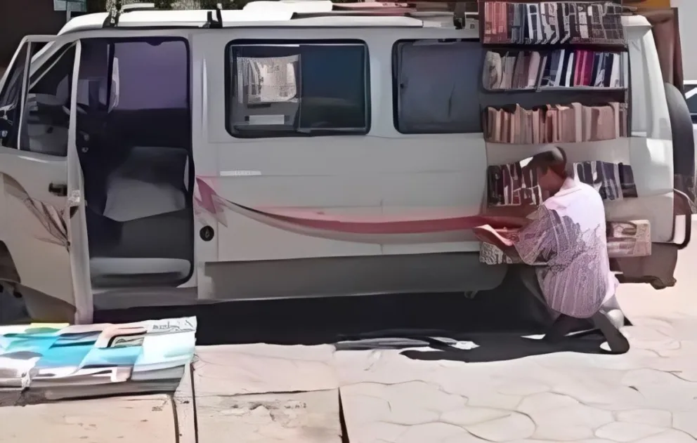 La biblioteca ambulante rompe con ciertas barreras culturales. Foto: Carlos Aguilar / Informativo Hoy.