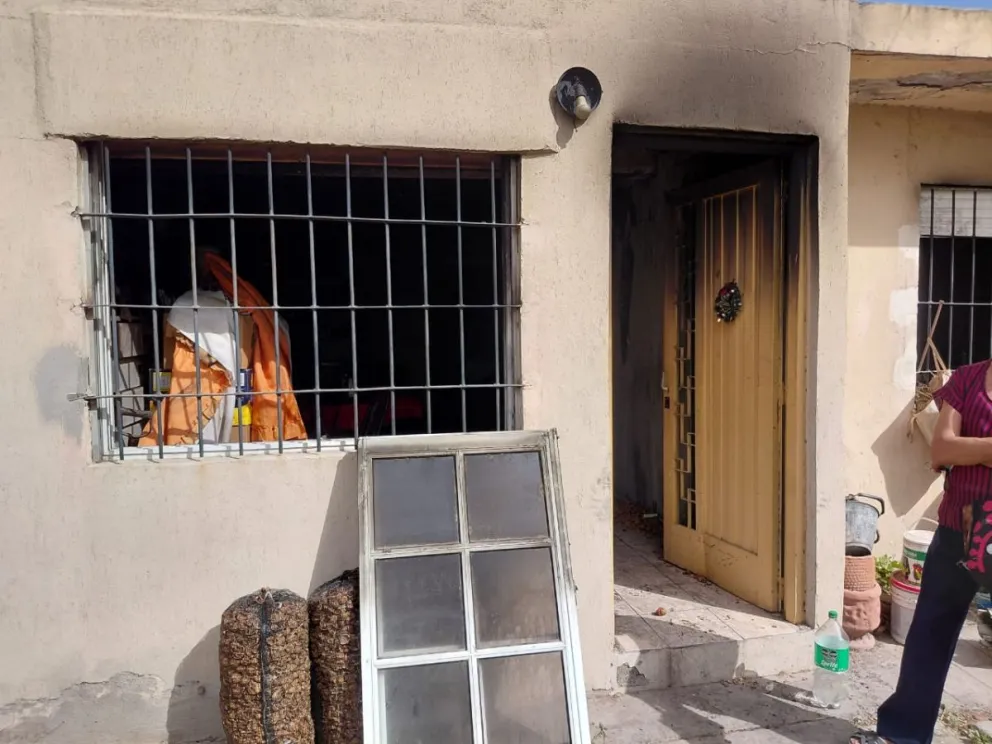 En el incendio trabajó el personal del destacamento del barrio Lavalle. Foto: gentileza