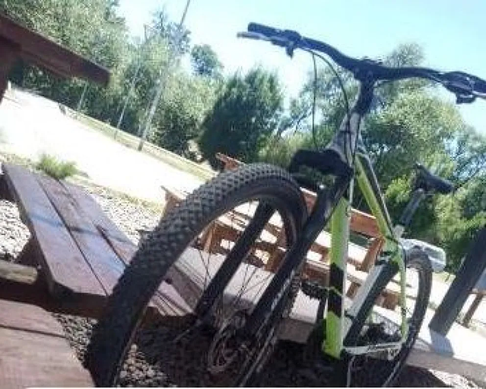 Noah usa su bicicleta para ir a entrenar y realizar sus actividades. Foto: gentileza 