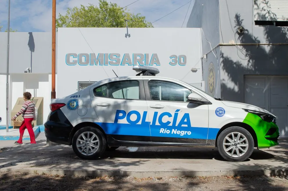 Una rápida respuesta desde la unidad policial permitió trasladar al niño al nosocomio viedmense. Foto NoticiaNet (archivo).