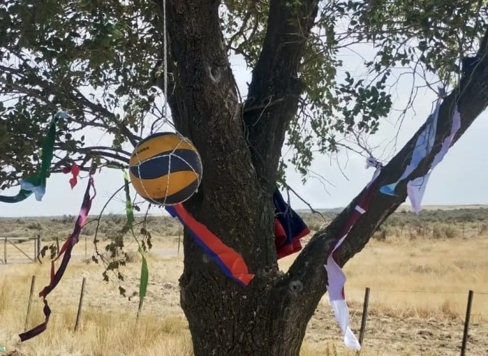 Santuario por Lorena Salguero, fallecida junto a su hija en la ruta 1, tras un accidente de tránsito. 