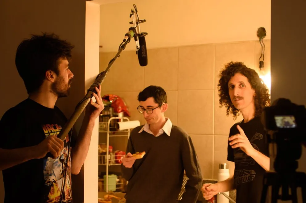 El indice firme de Alejo en pleno rodaje de una de sus producciones. Fotos gentileza: Elisa Almirón.