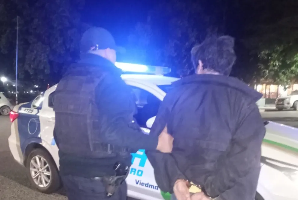 El hombre ya esposado, camino a la Comisaría Primera. 